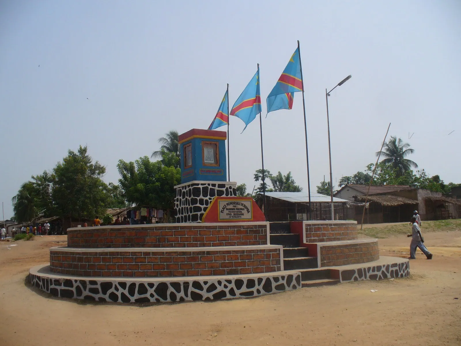 Place Mémoriale de Bumba with DRC national flags in Bumba commune, Mongala Province — Congo River port town