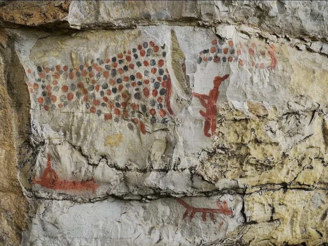 Points rouges et sombres et motifs animaux sur une paroi de Lovo