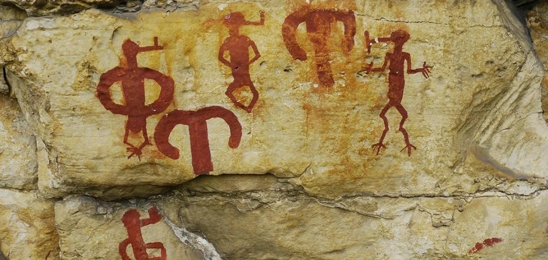 Peintures rouges anthropomorphes et géométriques sur le calcaire