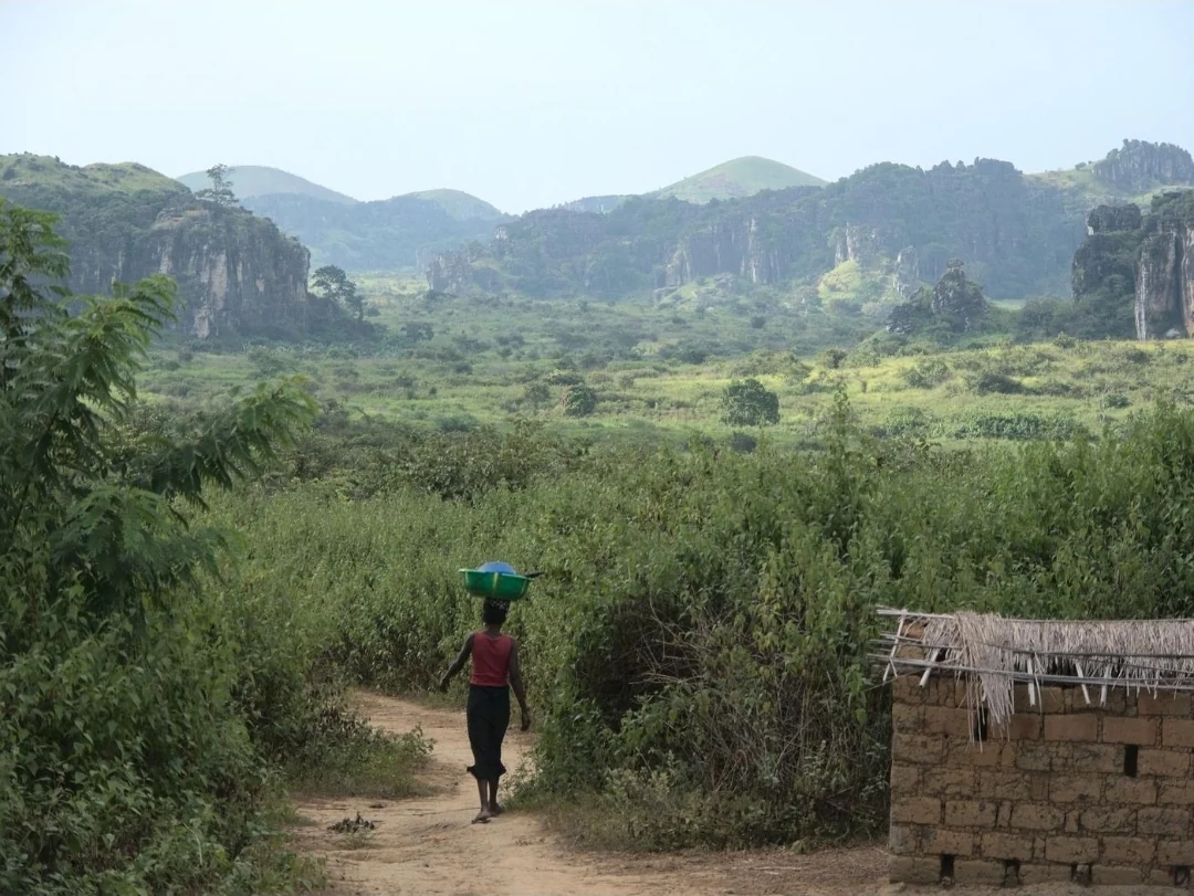 Chemin rural et habitation au pied des collines calcaires de Lovo