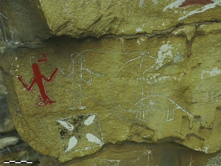 Figure rouge peinte et formes gravées sur un panneau de Lovo